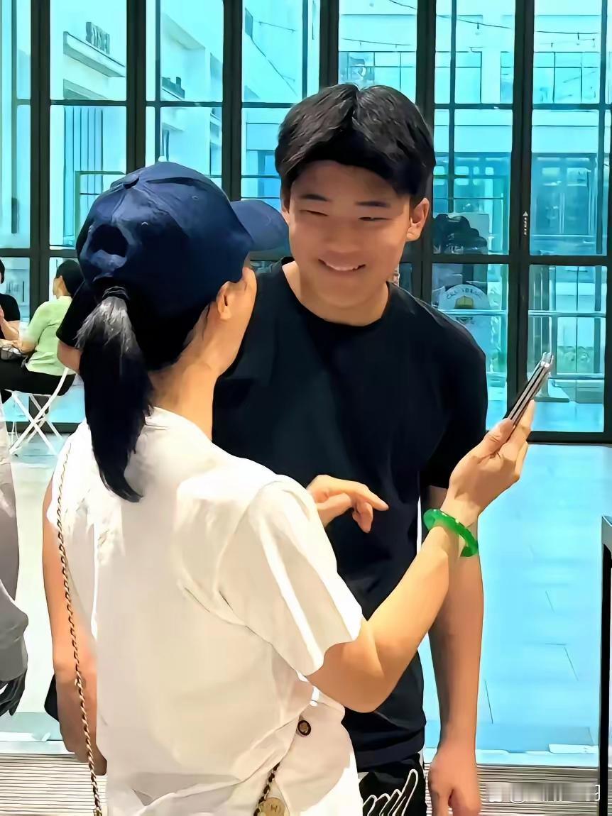 我就纳闷了？王楠价值1800万的翡翠手镯，公共场合都戴着保护套 ，那为啥还要带出