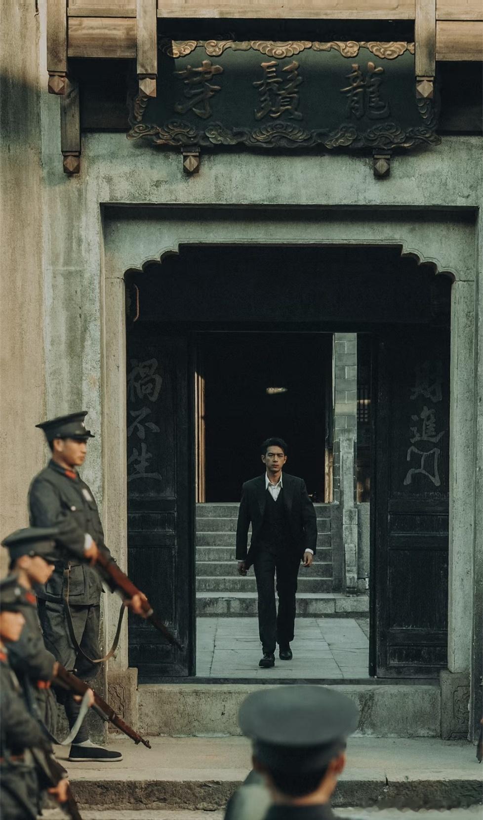 李现回复任敏和自己合照有趣的灵魂万里挑一，李现长风起值得入局 ​​​
