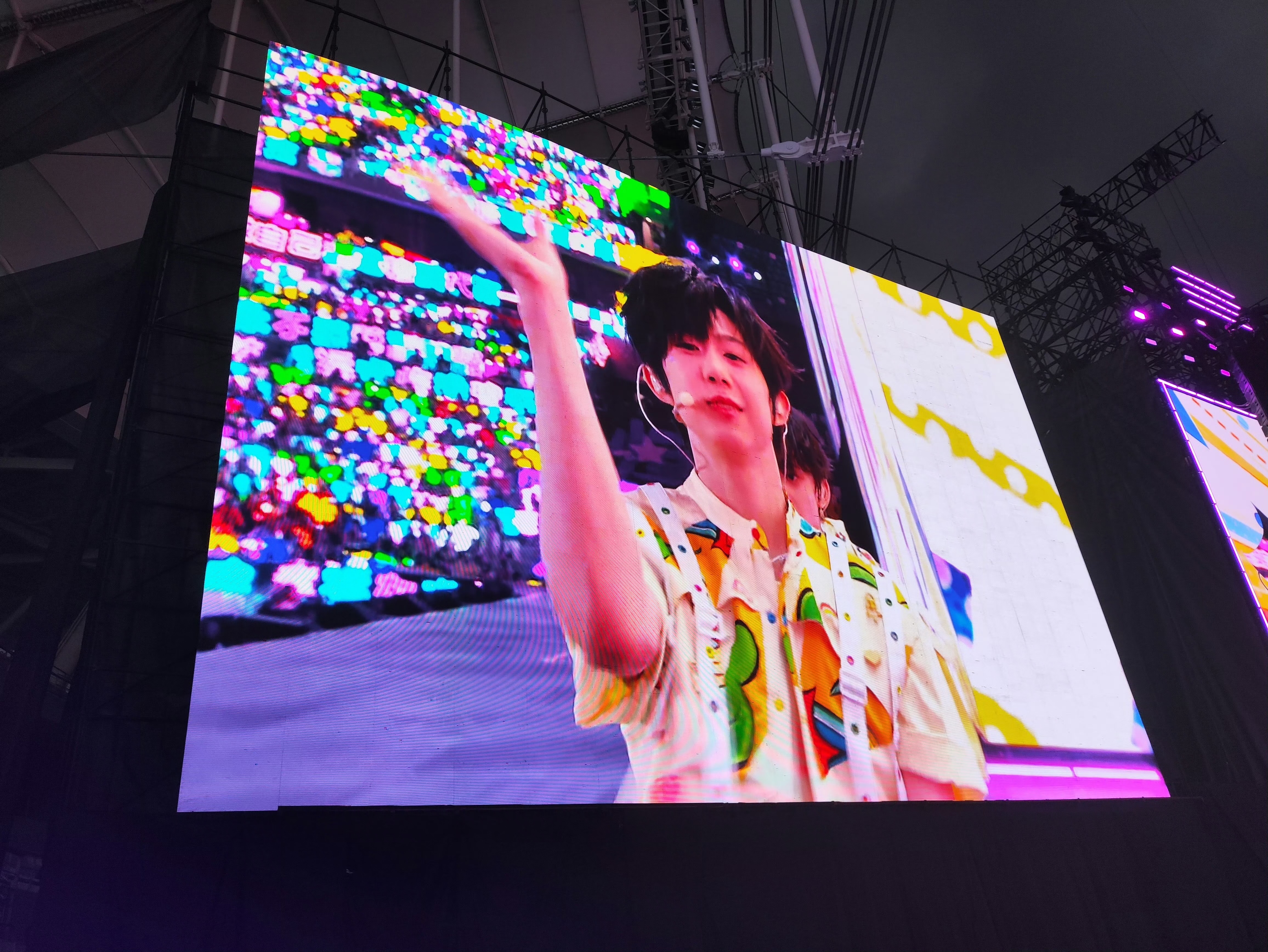 陈奕恒紫色超大灯牌和超大灯牌合照的陈奕恒！开心的宝宝💜 