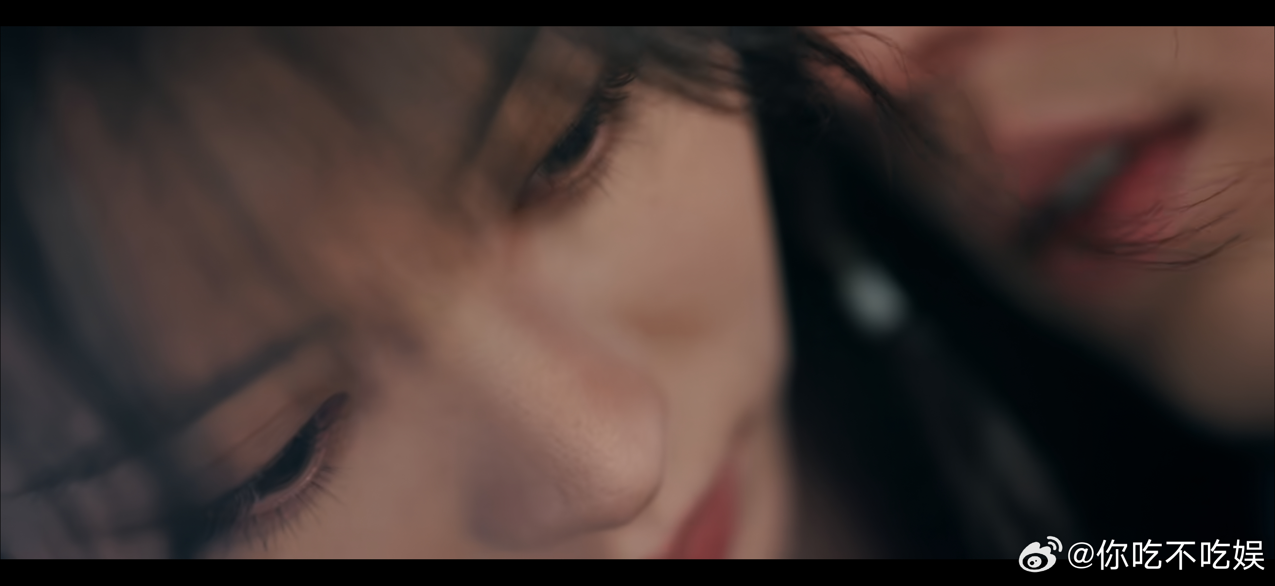 现在的古装是变穷了吗这个磨皮都不给人家开一下了。 