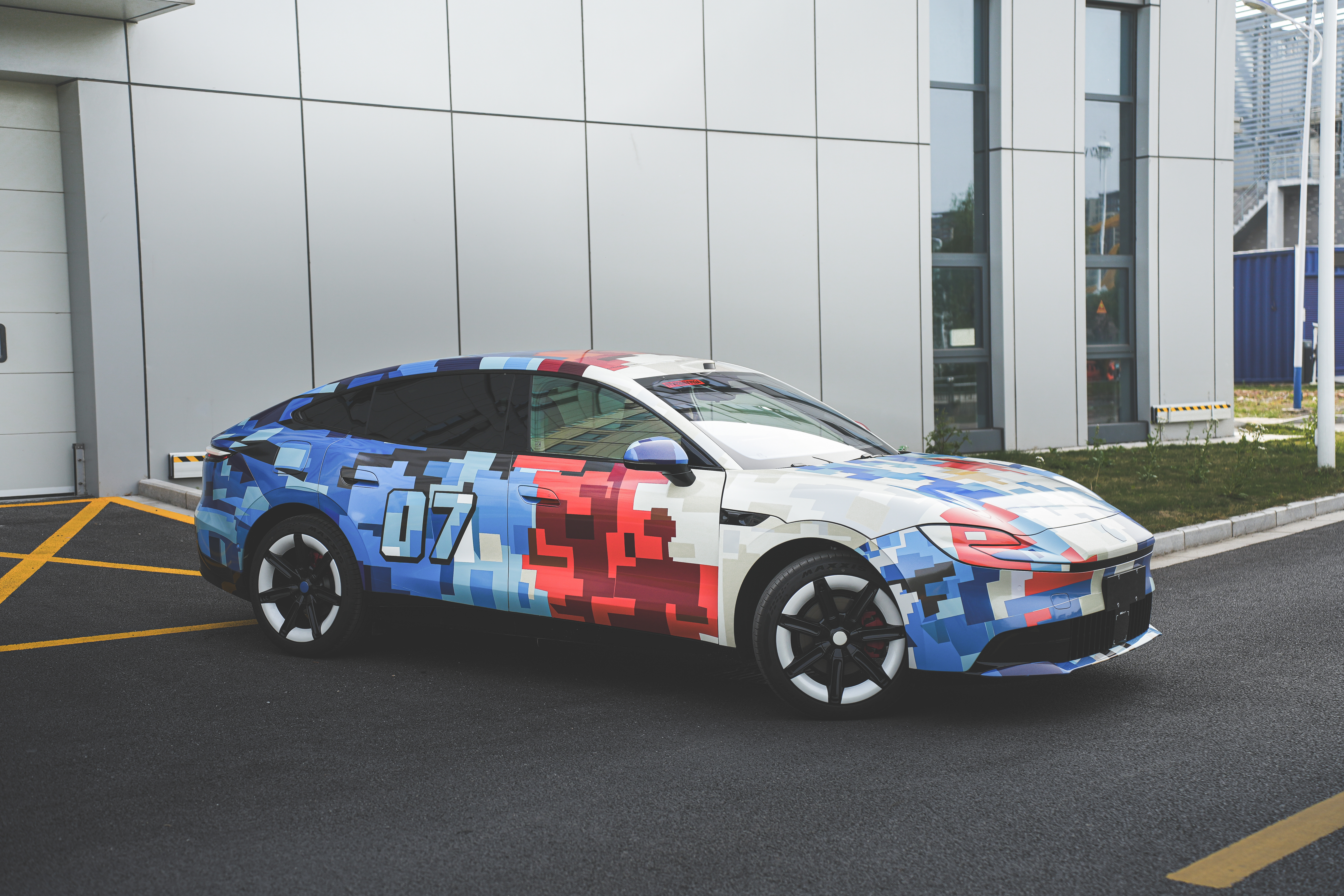 疑似MG全新轿跑MG 07工程伪装车路试曝光。新车基于上汽新一代新能源平台打造，