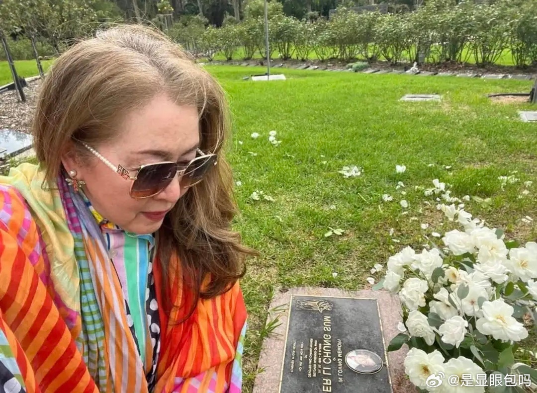 73岁港姐为李小龙哥哥扫墓，墓前铺满白花，离婚逾30年仍每年拜祭！ 