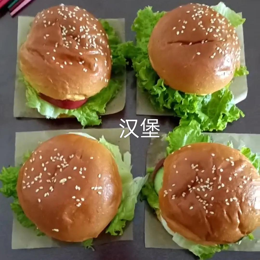 清晨，阳光轻柔地洒进厨房。小孙女踮着脚尖，在灶台前忙碌。她精心做了汉堡，面包松软