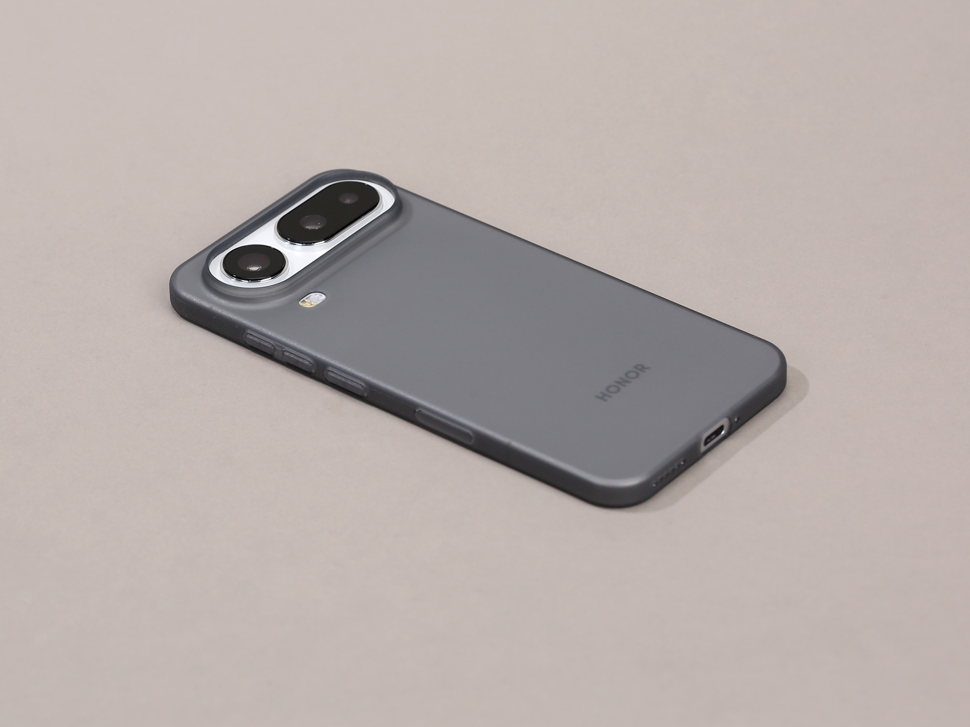 荣耀 Magic8 Pro Air 超薄壳透黑来了还有一款透紫，一款橙色，这几天