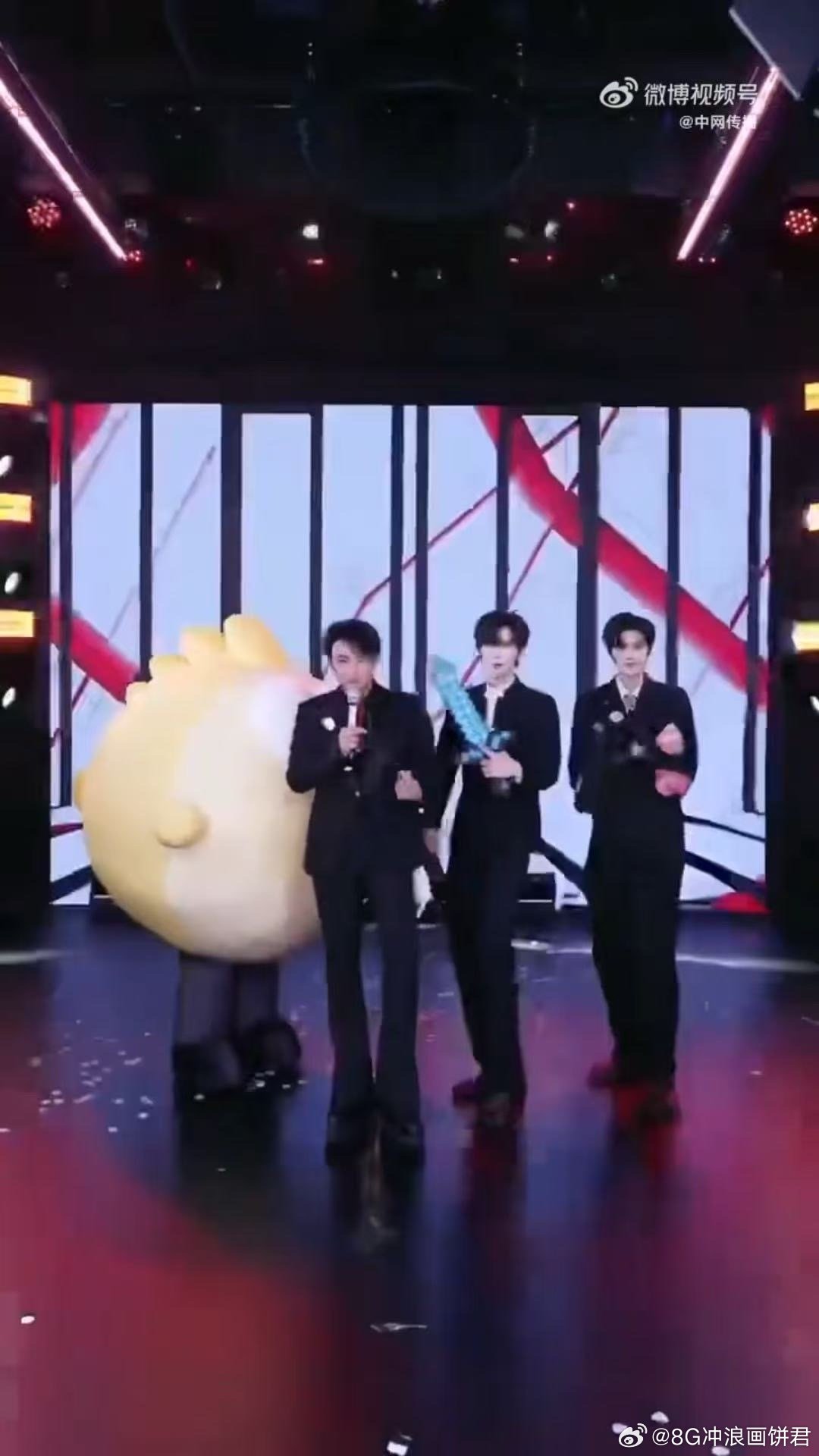 陈志朋团播C位跳刀马舞 54岁陈志朋团播C位跳刀马舞，每个动作都很标准，节拍卡得
