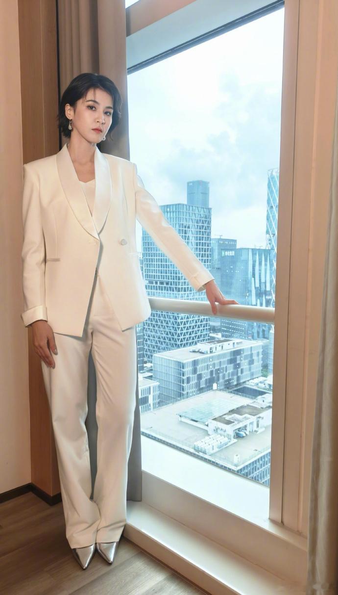 曾沛慈首本主流女刊费加罗曾沛慈浪姐总冠军红利还在增加从舞台加冕到杂志登封，每一份