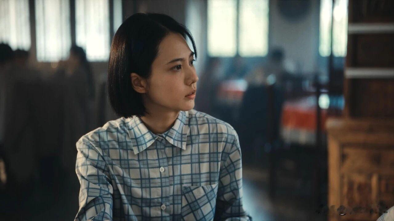 在很多作品习惯美化过往的时候，《重器》选择直面法治初创期的种种阵痛，不渲染爽感，