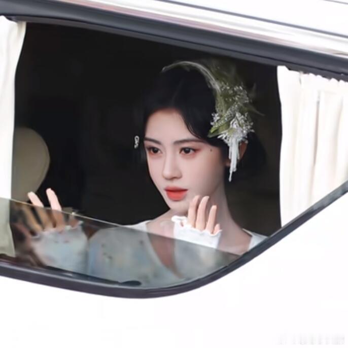 鞠婧祎手持加特林路透 鞠婧祎这次的角色设定太吸引人了，清冷美人手握重火力，这种又