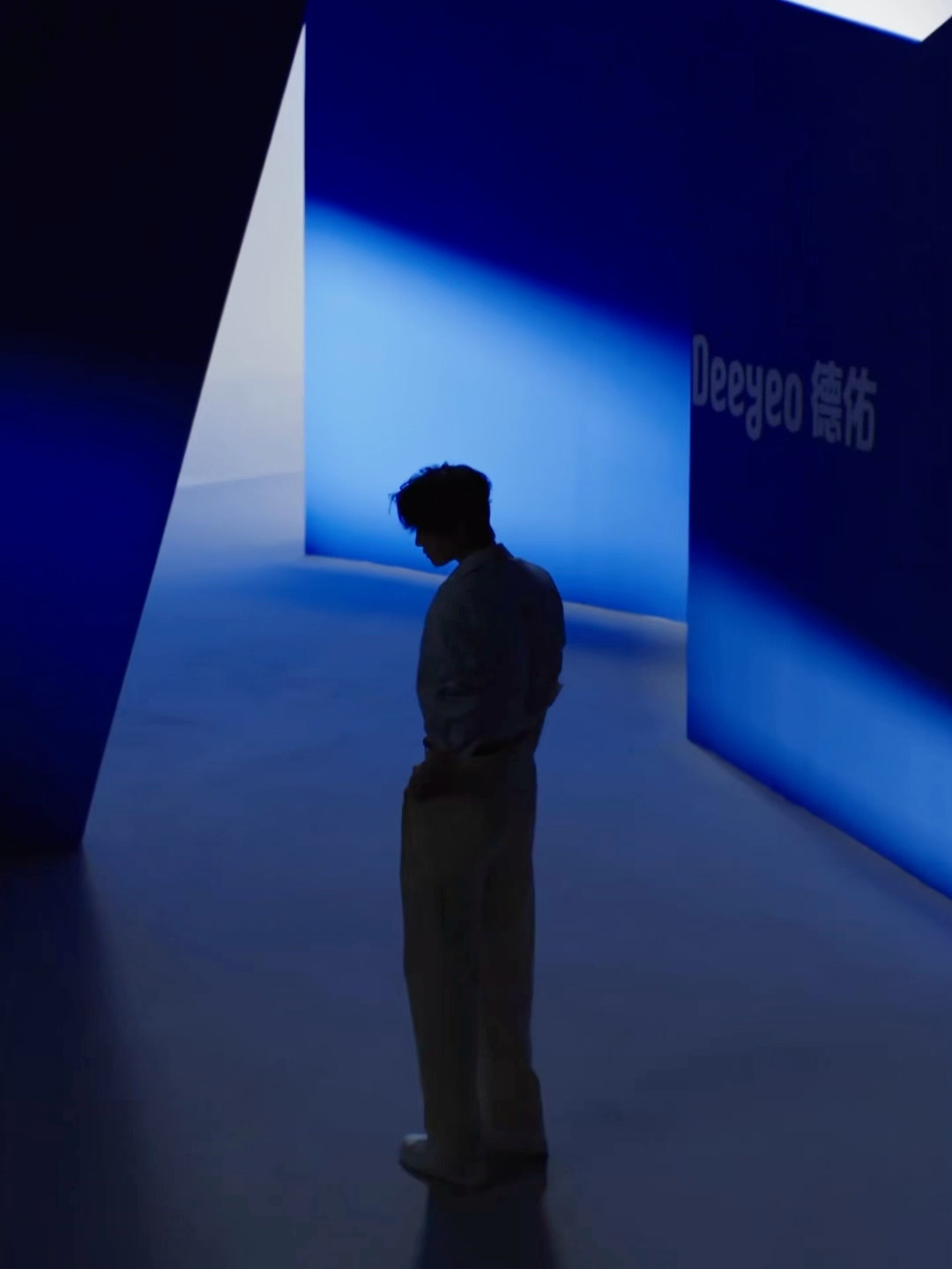 展轩德佑代言倒计时一天视频预热 剪影挡不住帅气 身材比例太好啦 期待明天正式转身