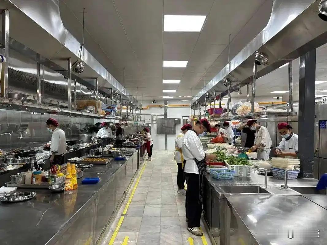 3000份硕士简历涌向超市后厨，荒诞招聘现场，撕开年轻人就业最残酷的现实
 
 