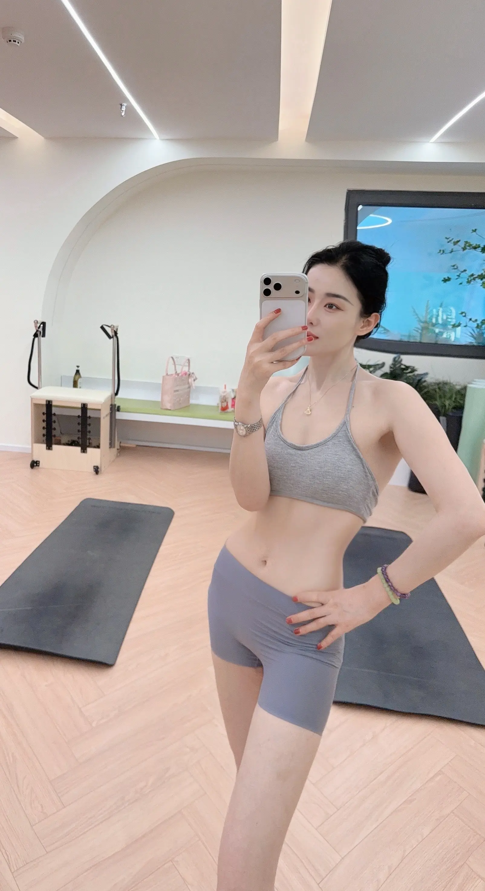 三十岁以后的漂亮，岁月从未绕过谁，皮肤不是松弛就是胖，有智慧的女人懂得...