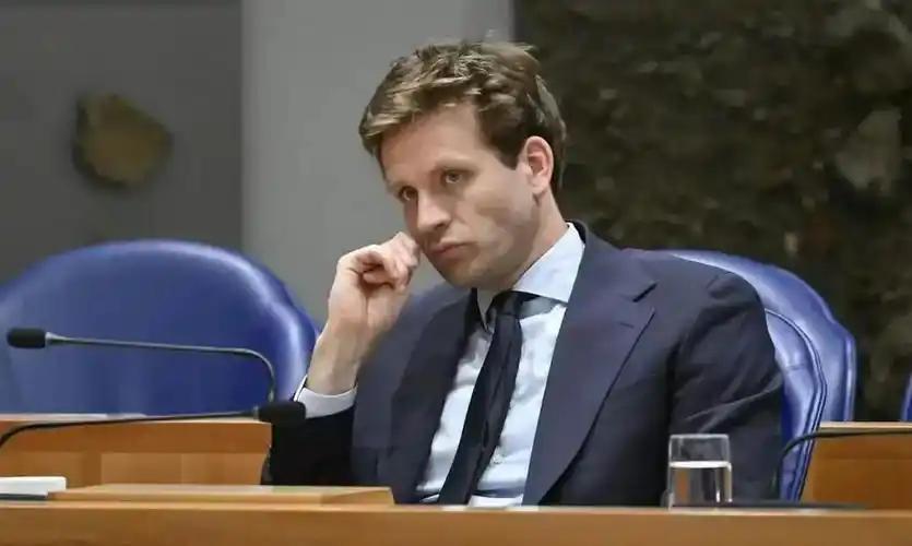2021年，这个荷兰人因为在涉疆议题上造谣，被中方直接拉进制裁名单。5年后的20
