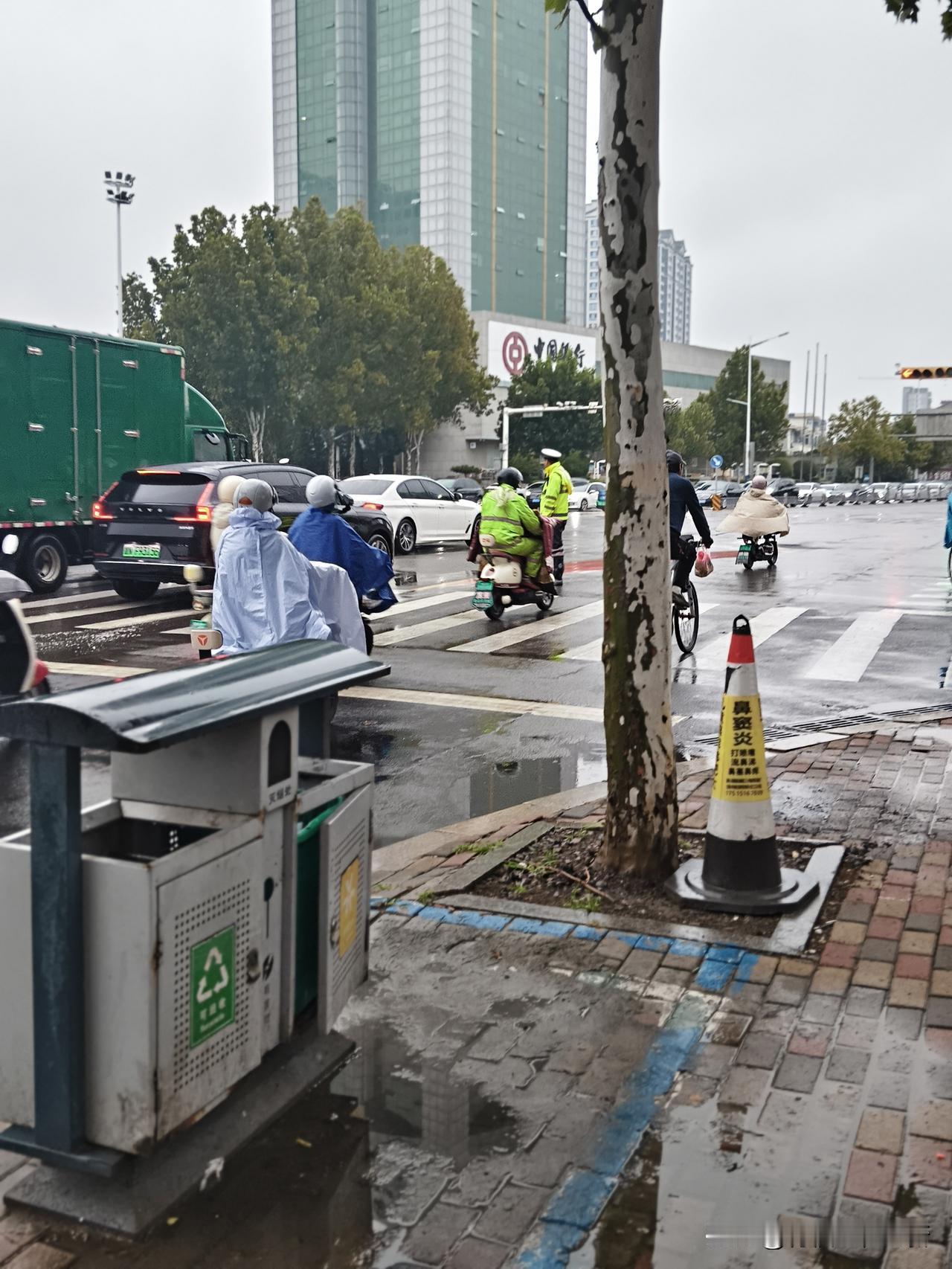 为冒雨在德州街头执勤的交警点赞！这段时间德州大小路口，有交警执勤，骑电动车者戴头