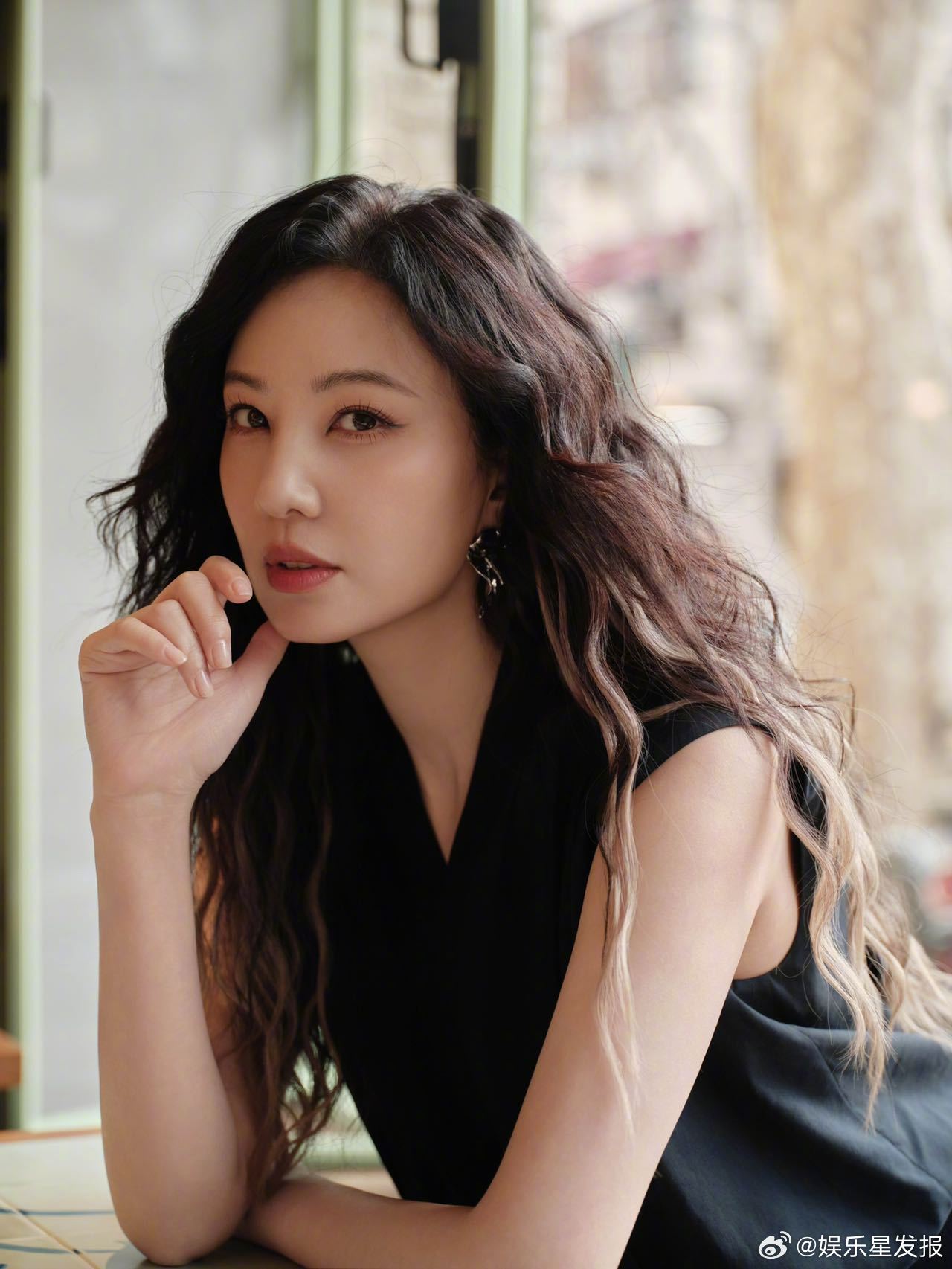 郑希怡45岁状态 一整个被郑希怡上海时装周的状态惊艳到！距离浪姐1播出时隔六年姐