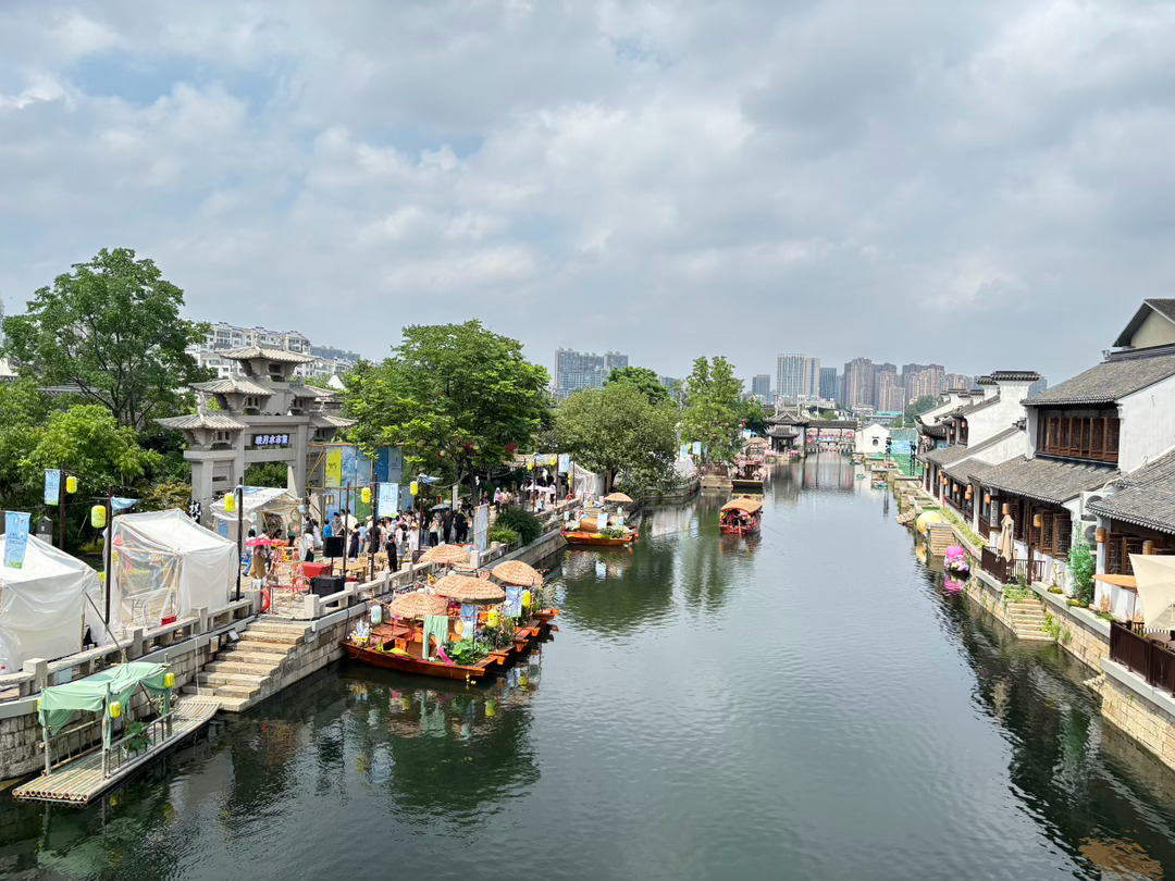 白墙黛瓦，流水行舟，偷得一日江南闲 
