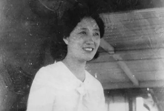 1935年，上海头号大佬杜月笙去锦江饭店用餐，排队2小时都没轮到自己，刚准备发火