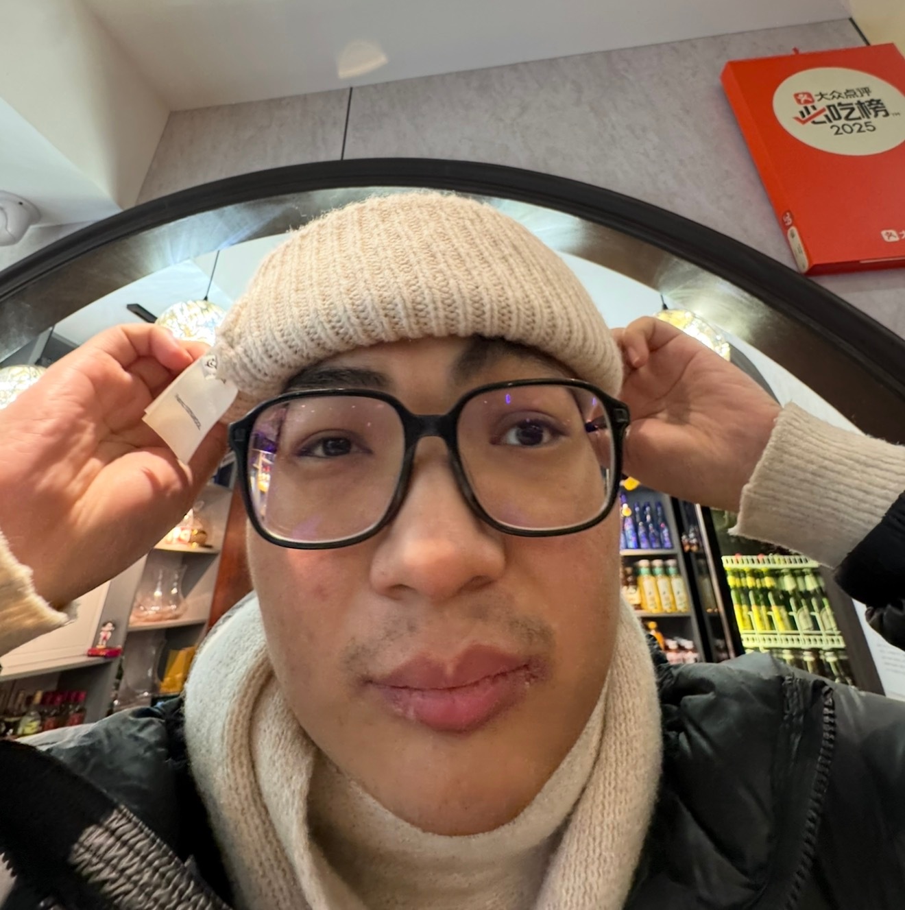这张照片是在成都小宣帮我拍的，不知道右上角的必吃榜漏出是不是故意的….大家帮我判