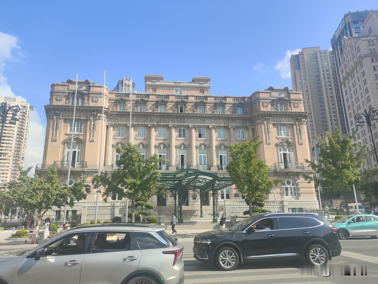 围挡十年终揭幕，大连百年宾馆重焕风华！
 
中山广场的大连宾馆围挡近十年，如今终