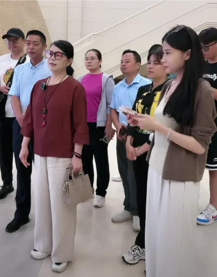 据说许敏生日开播收到的礼物捐给了红色景区。

该不该捐，众说纷纭。

许敏当日开