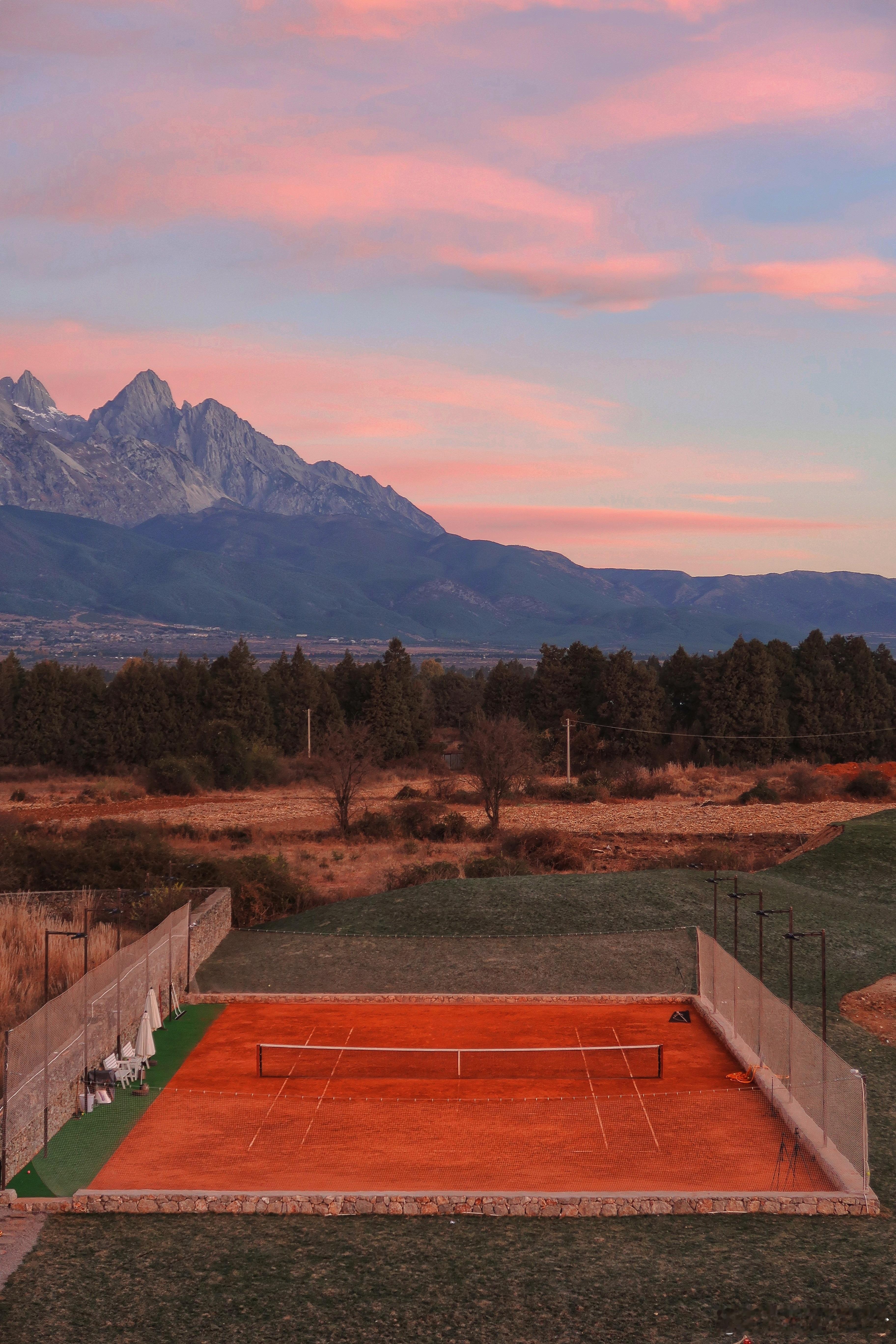 适应能力嘎嘎强第一天晚上溜达两步就很累第二天放到龟速前行配可乐巧克力第三天就雪山