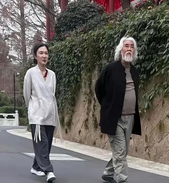 这个照片的情景，像不像刚练完太极拳回家的样子！[呲牙]