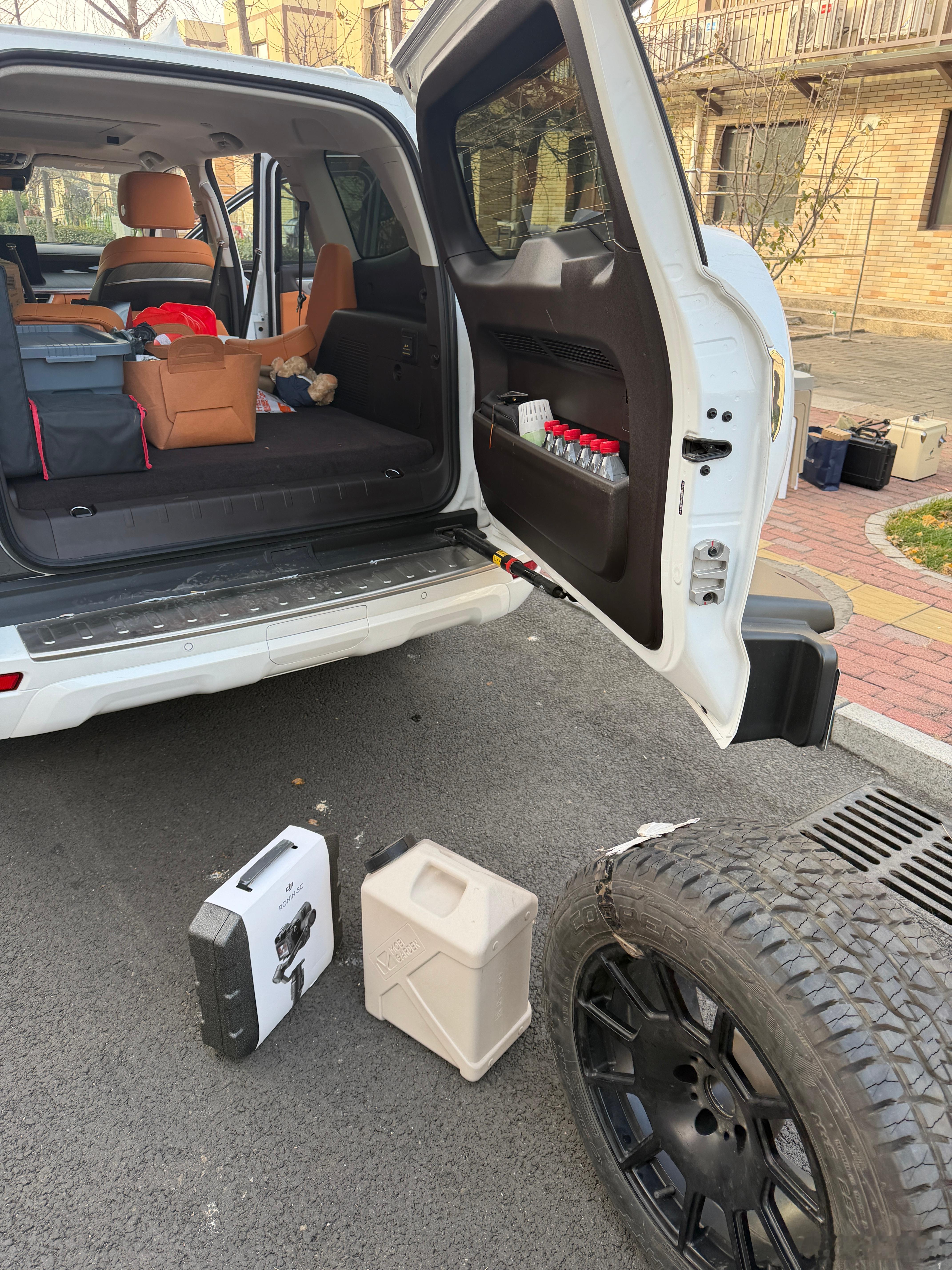 用500搬点东西，靠背放纯平很nice睡车里方便，搬东西无阻碍货架，越野胎，30