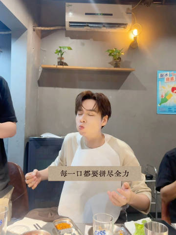 胡一天第一尊重食物之人胡一天这才是认真干饭的样子荧幕上是高冷男神，干饭时完全放开