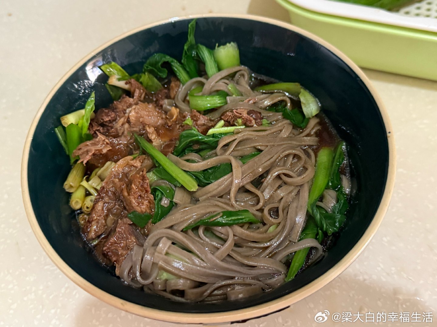 赵老师晚上要吃牛牛面，我说给他放点青菜，他说要一根青菜。好的嘛，一根就一根。一根