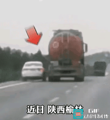 大罐车司机够狠，一直在前面挡着小白车，不让小白车超车，小白车又菜又不服气，和大罐