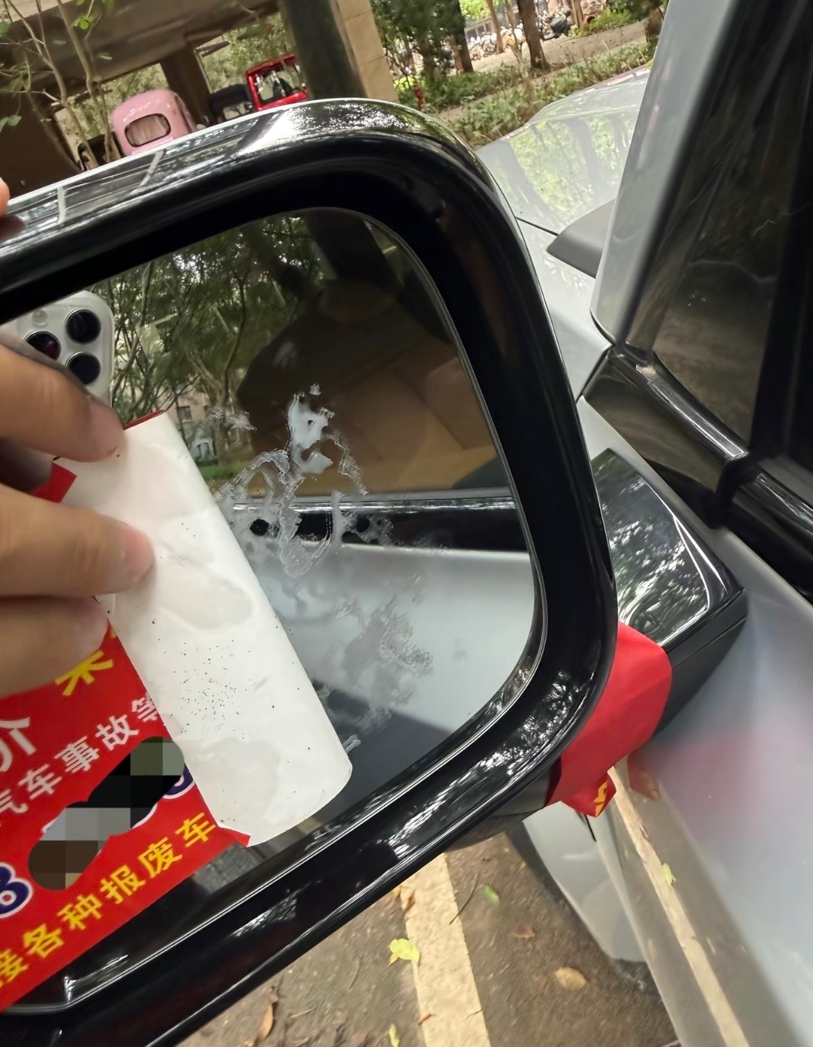 7月24日，网友反映：贵港一小车的后视镜被人贴汽车业务的贴纸。打电话过去对方不承