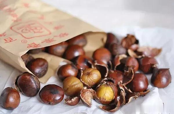 【街边糖炒栗子吃多了致癌？】栗子是一种深受大家喜爱的食物。秋冬季节，糖炒栗子的香