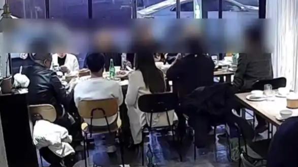 重庆九龙坡10人聚餐后剩下一人（张先生）承担全部消费的问题。

如果所有参与者都