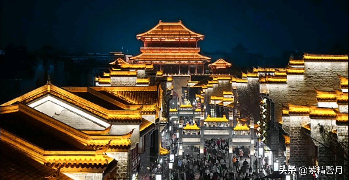来襄阳北街绝对是襄阳夜游的首选地！这条灯火通明的古街，一边是古色古香的建筑，一边