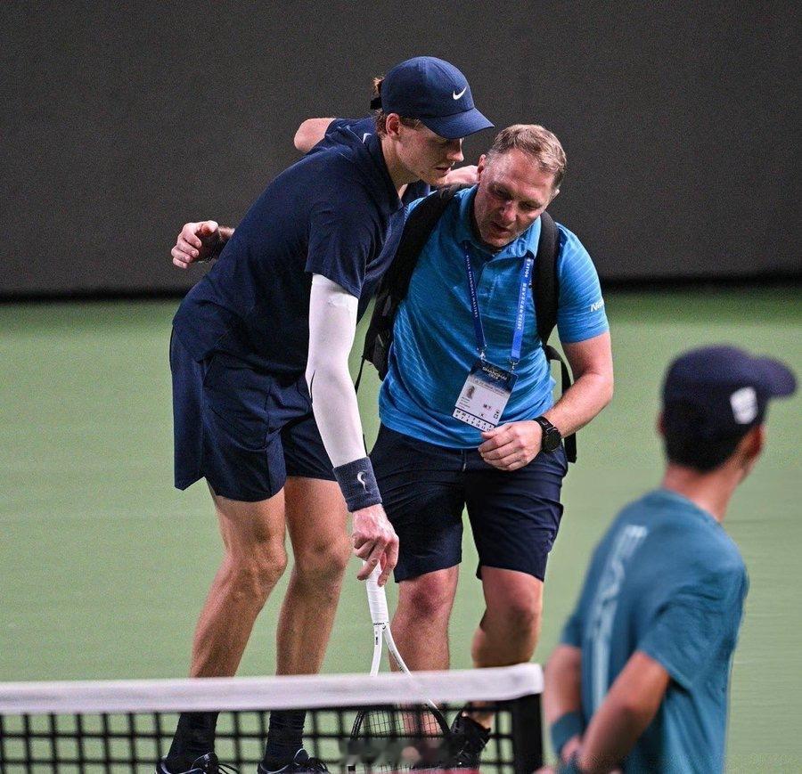 在上海发生多起球员被迫退赛事件后，ATP 正在考虑实施官方防暑政策“此事仍在积极