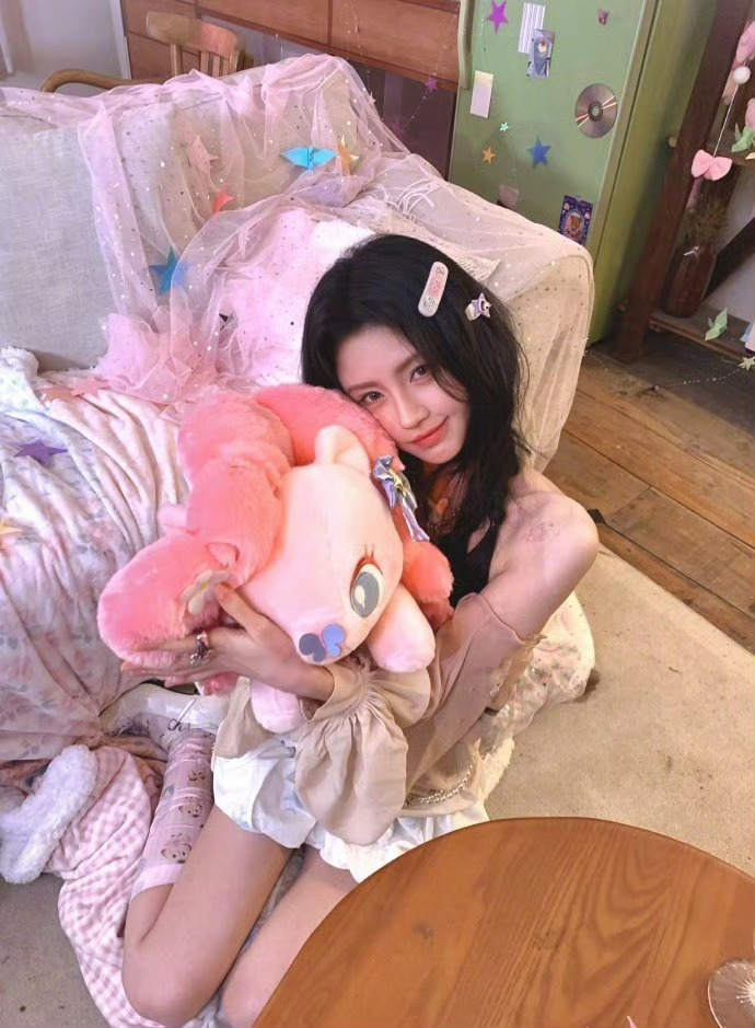 鞠婧祎甜系梦幻少女风鞠婧祎我逐帧细品的神图上新 甜系梦幻少女风完美拿捏，鞠婧祎每