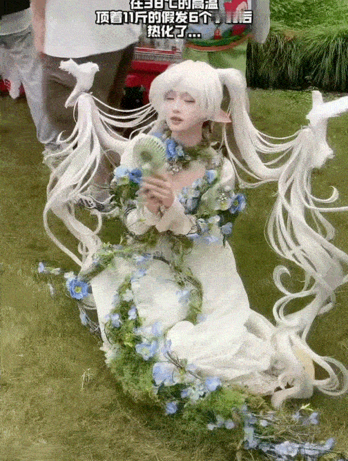 好权威的芙莉莲假发 漫展上的芙莉莲 cos 太让人惊艳，尤其是那头假发，质感绝了