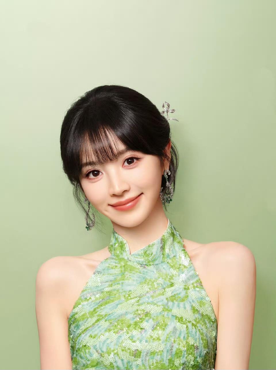 田曦薇绿色新中式旗袍还挺适合她

她也算是95花里面，能让人比较有记忆点的女星了