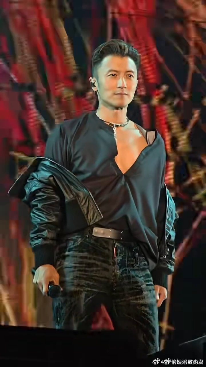 你是趴谢霆锋脸上拍的吗就算怼脸拍也完全没在怕的！五官立体到犯规，这颜值真的经得起