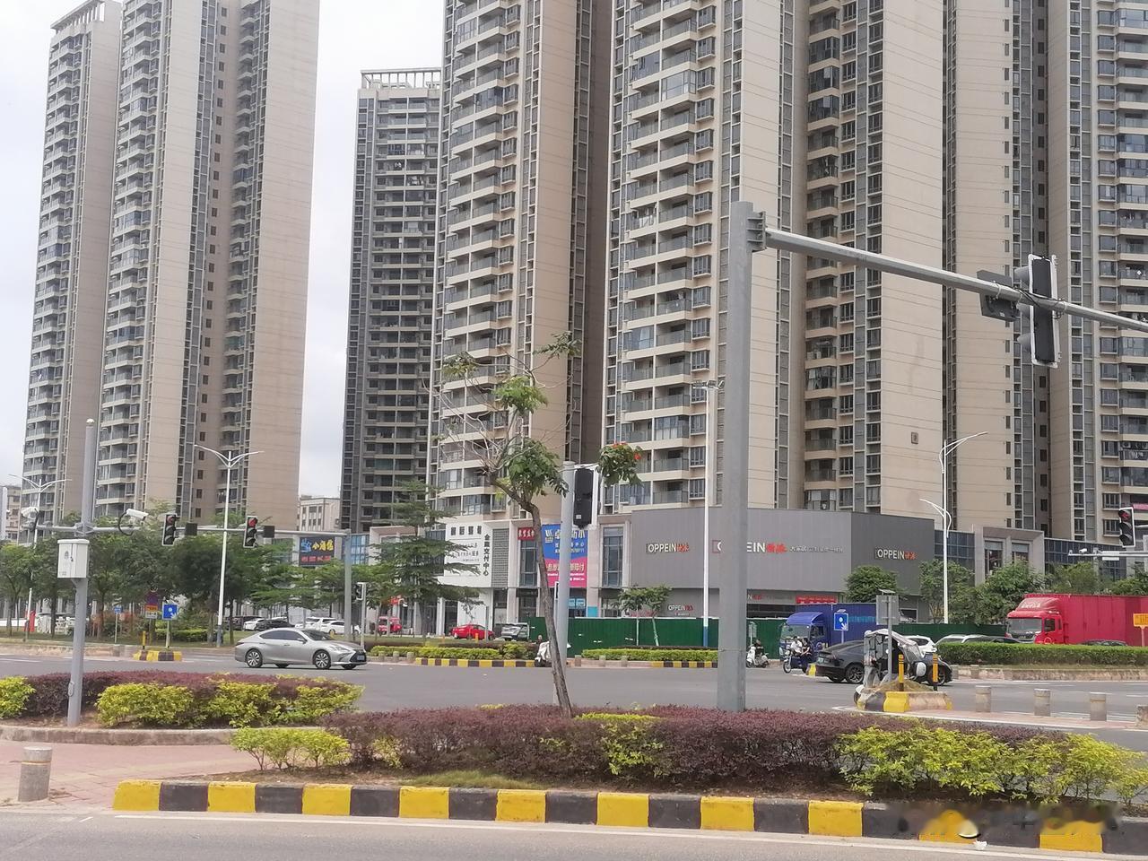 宽宽的马路，有主道有辅道有绿化带，又来到一个新的小区！