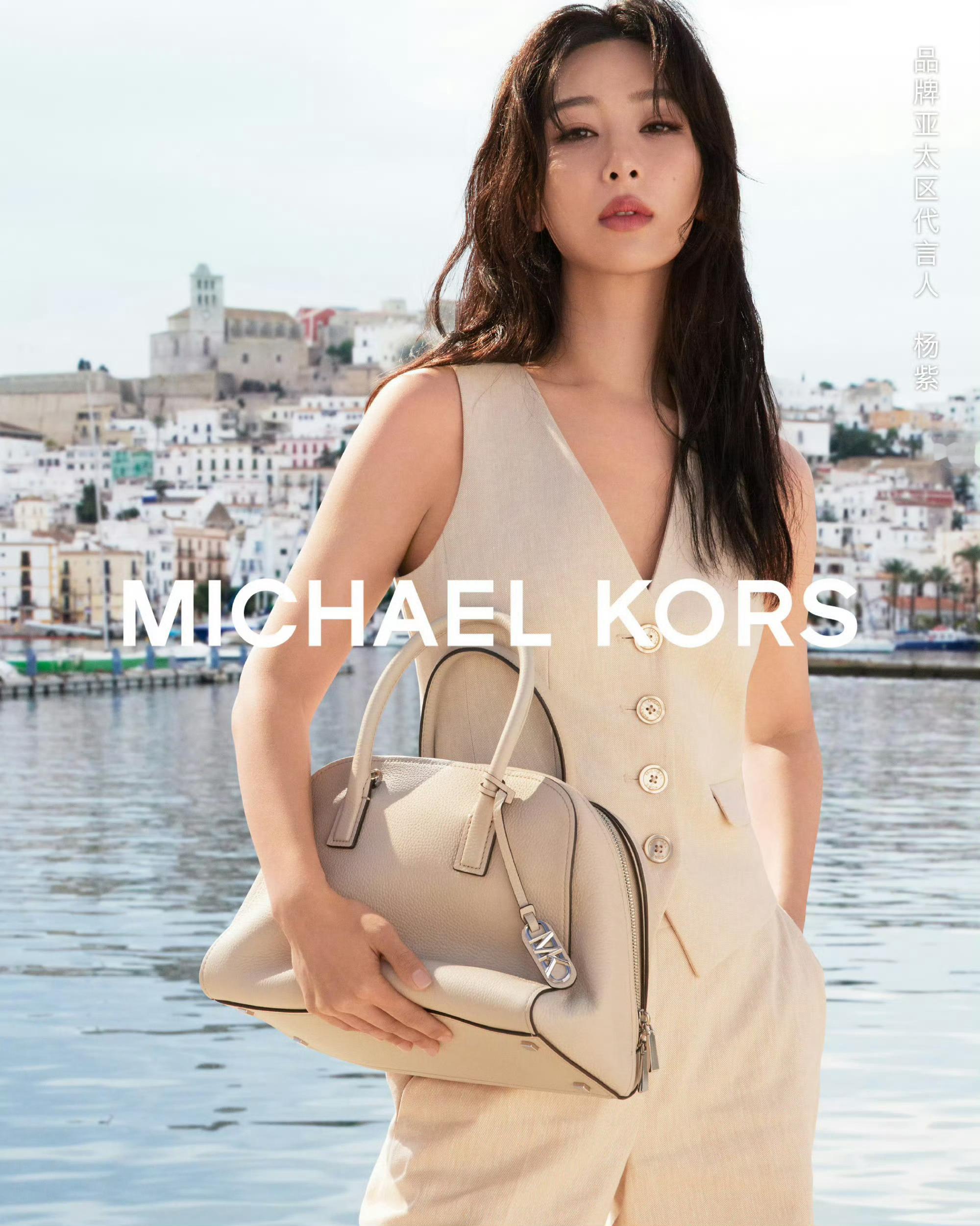 杨紫出镜Michael Kors 2025春夏广告大片，拍摄于西班牙的伊维萨岛，