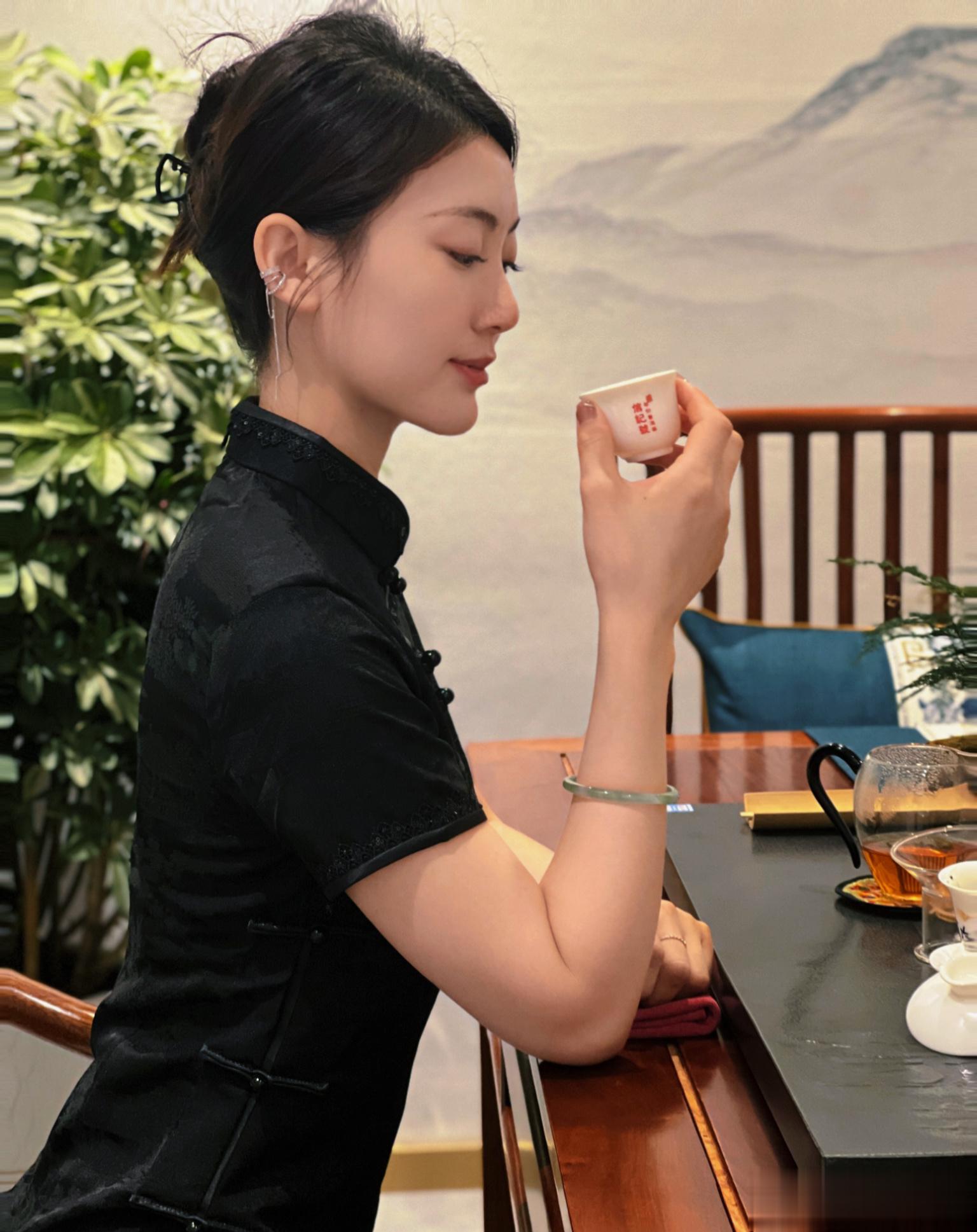 听雨品茗，自若悠然。  ​​​