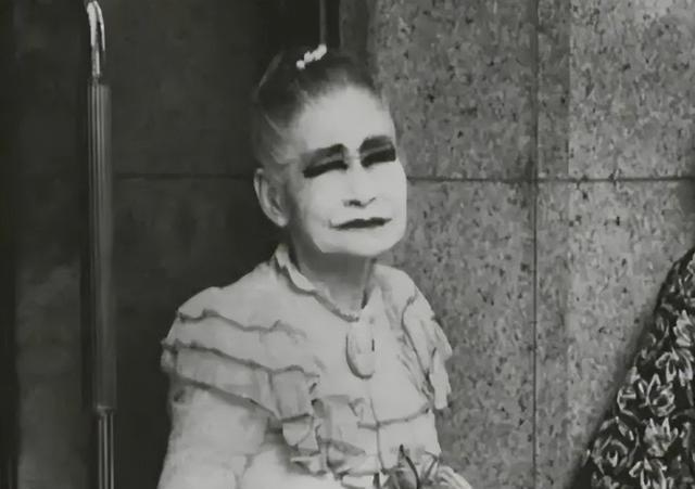 照片中这个打扮妖娆的日本老太，74岁高龄却仍在街头站着，她还有个奇怪规矩：客人可