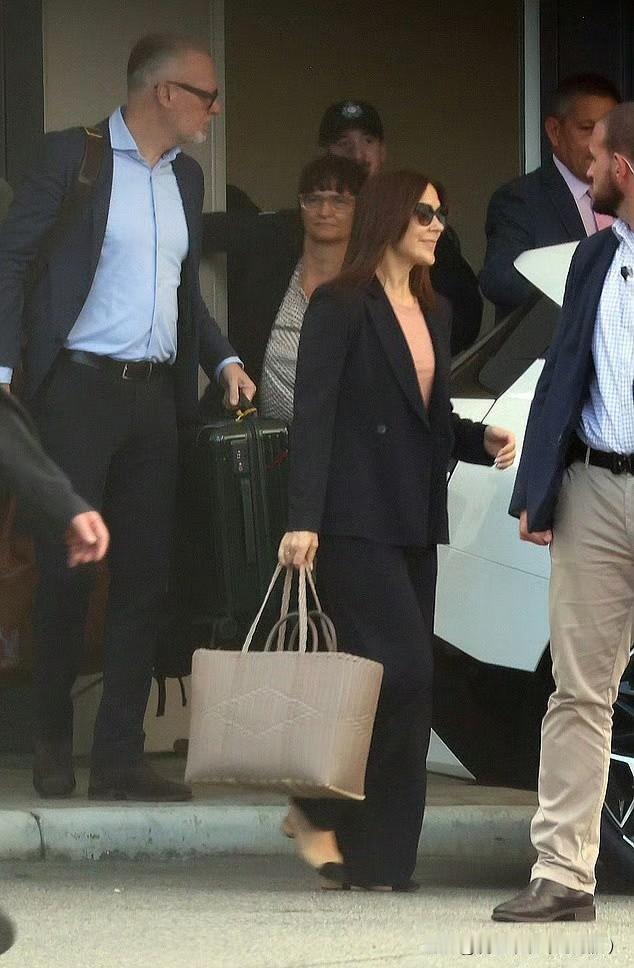 玛丽王后和丈夫弗雷德里克过往出差，回到了玛丽王后的老家！玛丽王后回到熟悉的地方肯