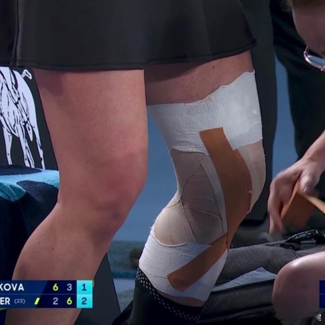 心疼！去年八强克雷茨科娃这膝盖绷带缠得很厚，她1-2不敌施耐德，生涯首次止步澳网