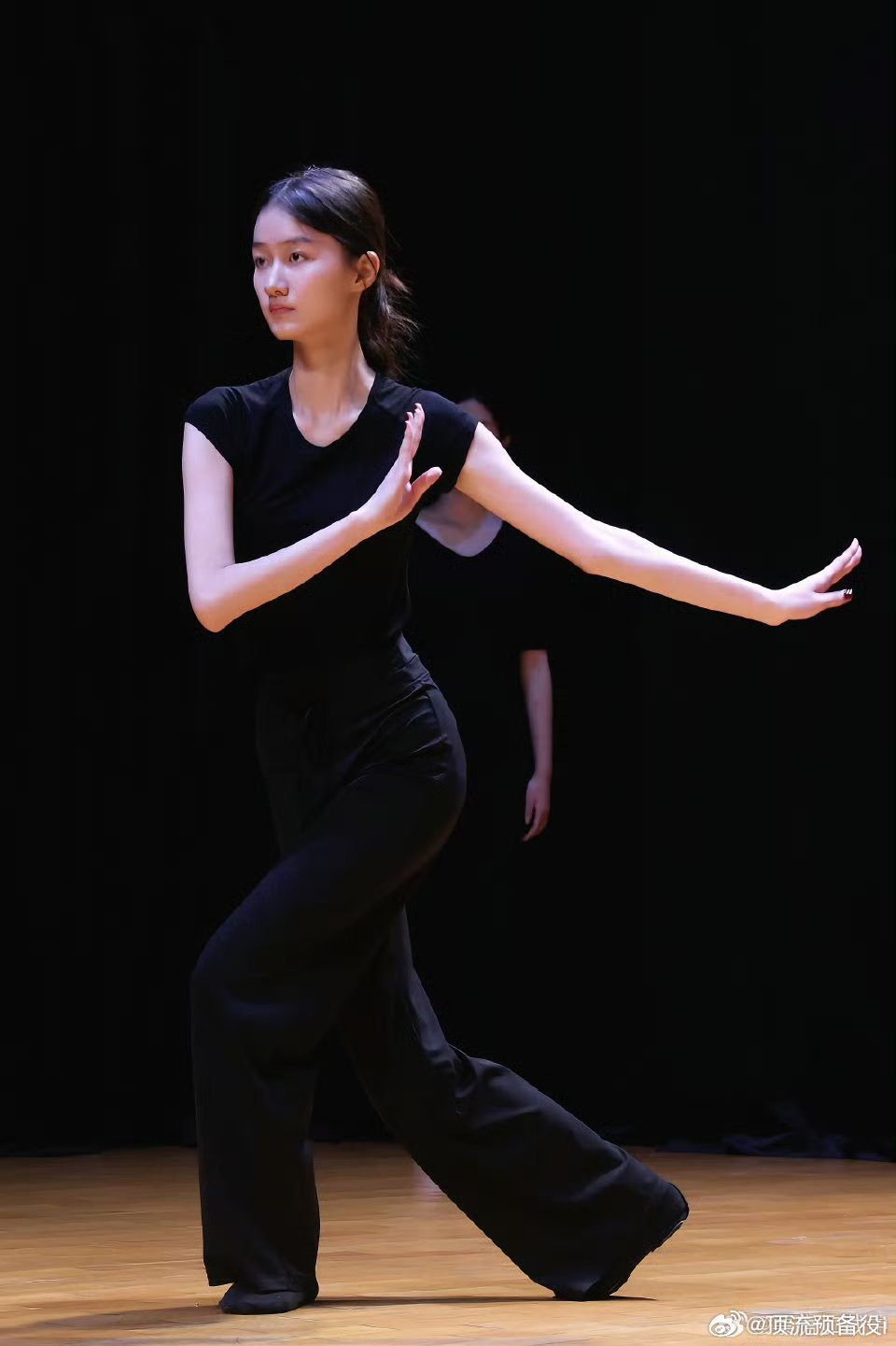 这竟然是甄嬛传里的温宜公主偶尔回顾甄嬛传，温宜已经这么大了吗，印象里还是那个小姑