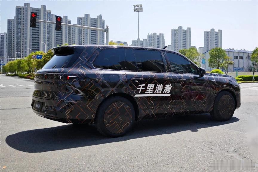 懂车之道讯 近日，懂车之道获悉，社交平台上曝光一组吉利银河新车路试照片，我们猜测