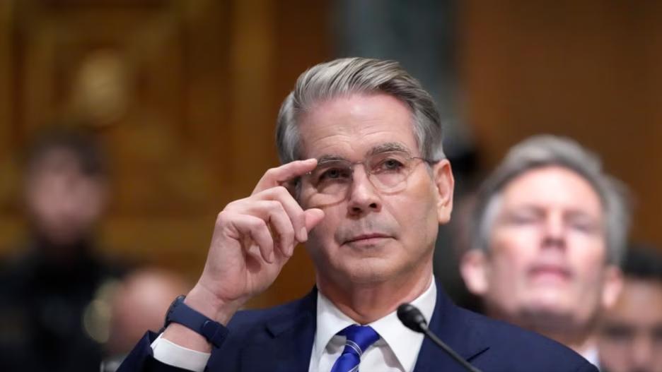 据美联社报道，美国财政部长斯科特·贝森特表示，华盛顿这次一下子盯上了35个与伊朗