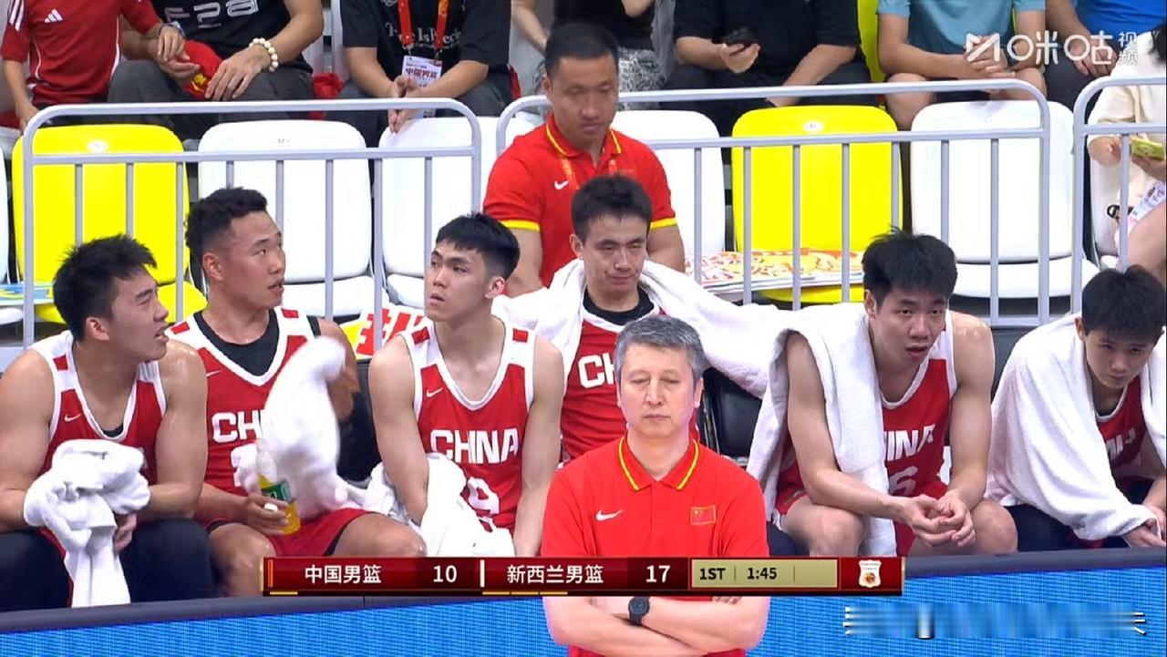 咪咕解说透露：赵继伟膝盖积液，需要定期去抽，带伤坚持比赛！作为男篮队长义不容辞，