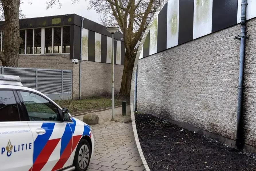 荷兰《电讯报》报道称，荷兰首都阿姆斯特丹的犹太社区成为袭击目标，身份不明的袭击者