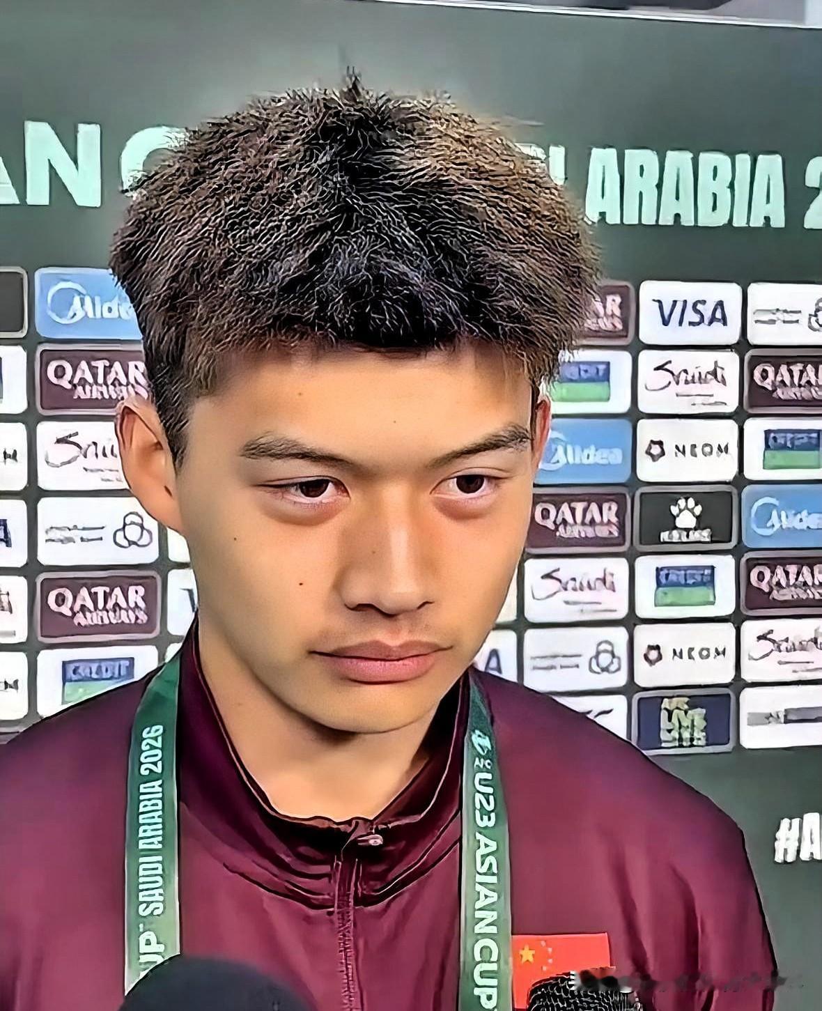 这位U23国青队长太酷了！其长相、人品、气质和风度让我想起了我多年前的一位老球友